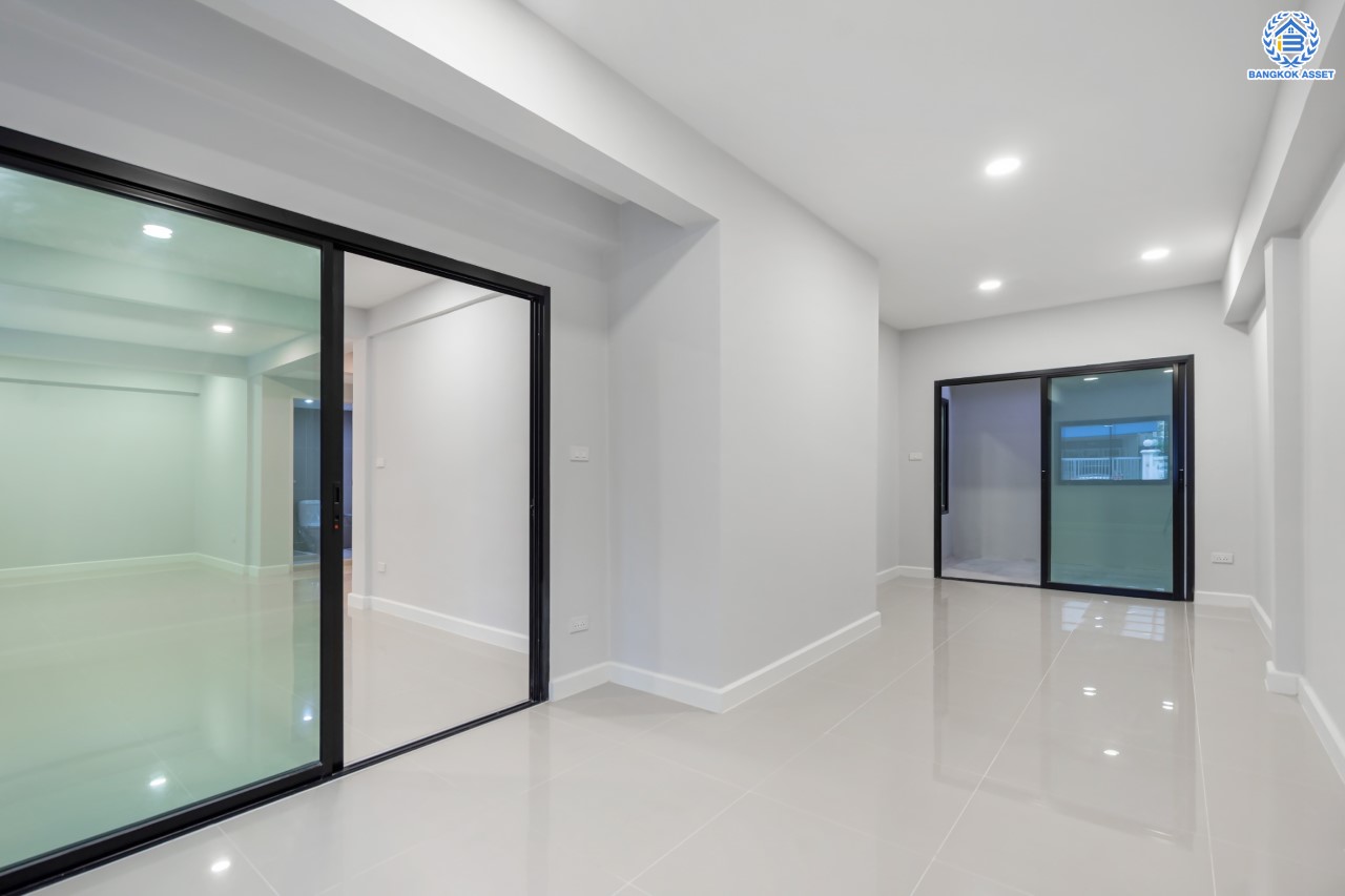 บ้านมือสองตกแต่งใหม่ ม.ปั้นทอง3 ลาดปลาเค้า76 เนื้อที่ 41.3 ตร.ว. ฟังก์ชัน 3 ห้องนอน 2 ห้องน้ำ 1 ห้องอเนกประสงค์ จอดรถได้ 2 คัน สภาพแวดล้อมเยี่ยม เชื่อมต่อ ถ.ประเสริฐมนูกิจ, ถ.เกษตร-นวมินทร์ ใกล้ ม.เกษตร, รถไฟฟ้าสายสีเขียว "สถานีเสนานิคม" และทางด่วน "ฉลองรัช"